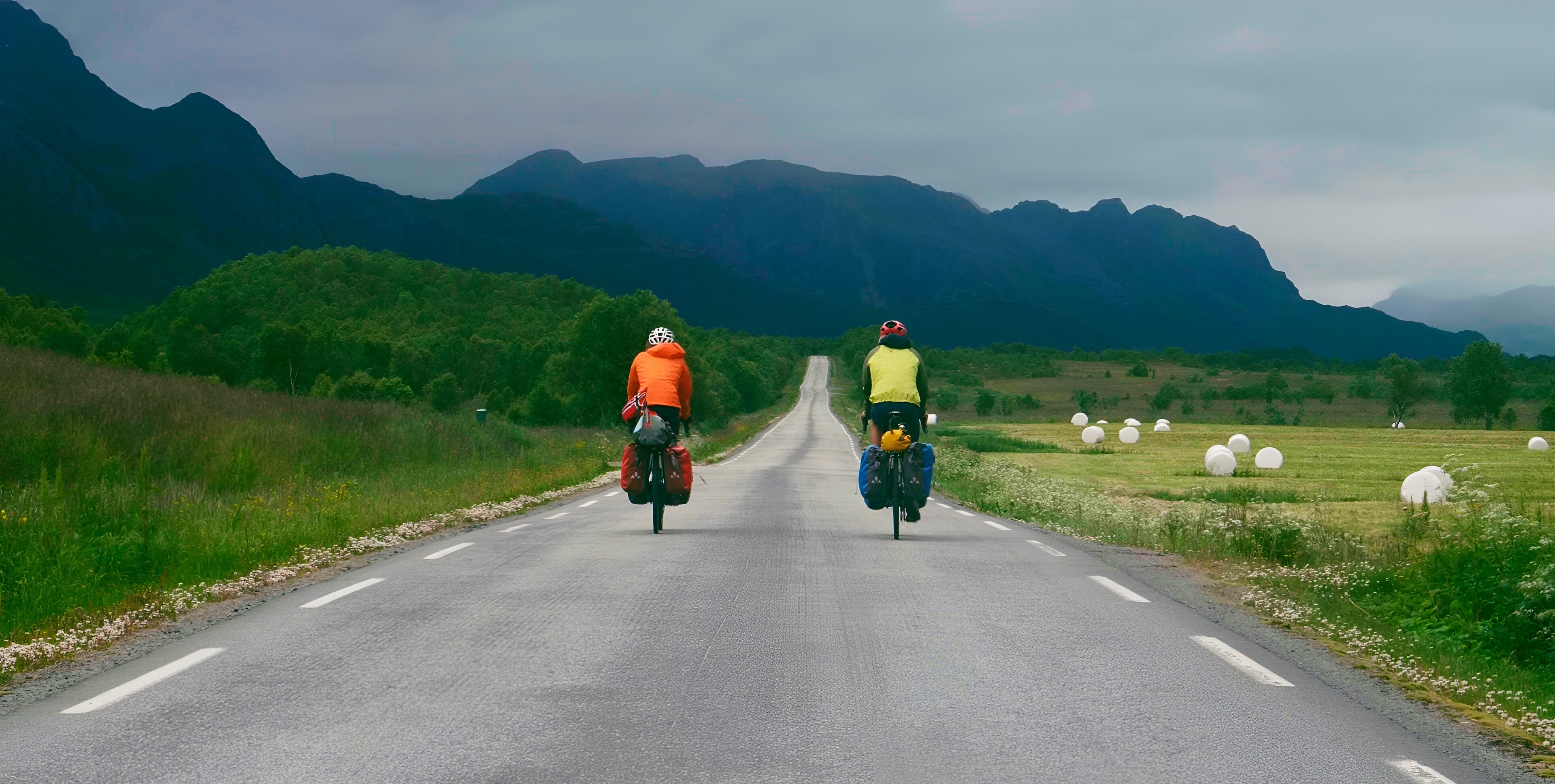 Voyageurs à vélo dans un paysage nordique
